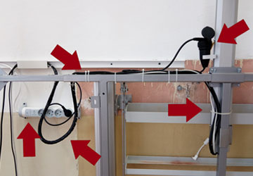 1 - přepěťová ochrana <br />2 - kabelová smyčka <br />3 -  upevnění kabelů k nosné konstrukci tabule<br />4 - ukotvení tabule do zdi <br />5 - zásuvka s uzeměním